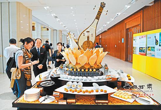 敦煌國(guó)際會(huì)展中心服務(wù)人員進(jìn)行會(huì)議服務(wù)實(shí)操演練
